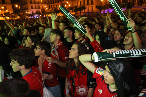 Fotos del ambiente en la plaza del Castillo durante el partido de la final de la Copa del Rey.