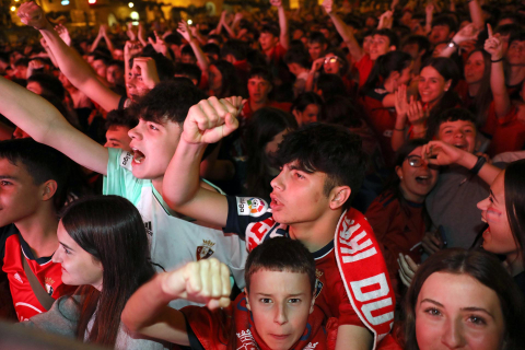 Fotos del ambiente en la plaza del Castillo durante el partido de la final de la Copa del Rey.