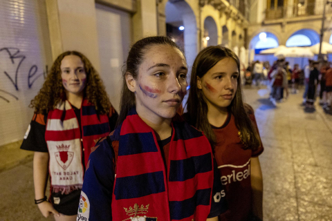 Fotos del ambiente en la plaza del Castillo durante el partido de la final de la Copa del Rey.