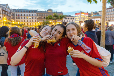 Fotos del ambiente en la plaza del Castillo durante el partido de la final de la Copa del Rey.