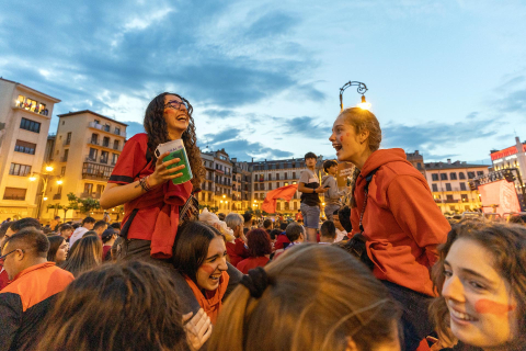 Fotos del ambiente en la plaza del Castillo durante el partido de la final de la Copa del Rey.