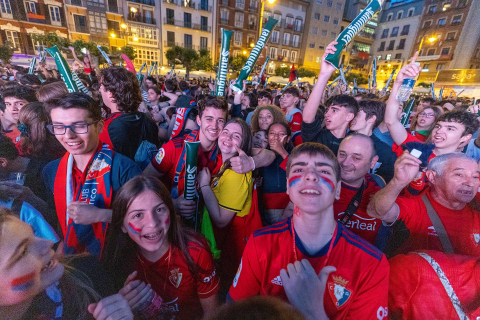 Fotos del ambiente en la plaza del Castillo durante el partido de la final de la Copa del Rey.