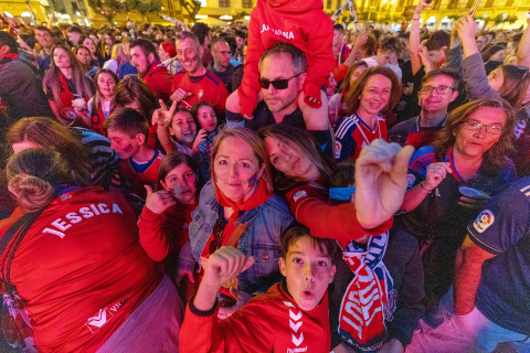 Fotos del ambiente en la plaza del Castillo durante el partido de la final de la Copa del Rey.