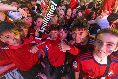 Fotos del ambiente en la plaza del Castillo durante el partido de la final de la Copa del Rey.