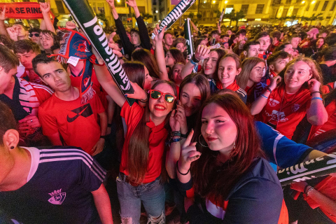 Fotos del ambiente en la plaza del Castillo durante el partido de la final de la Copa del Rey.