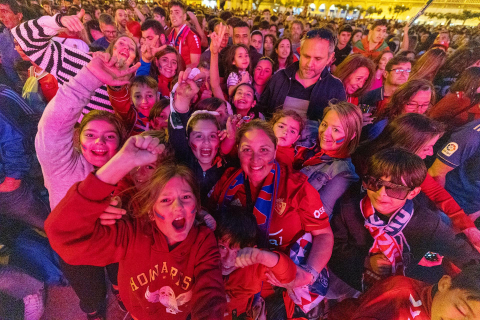 Fotos del ambiente en la plaza del Castillo durante el partido de la final de la Copa del Rey.