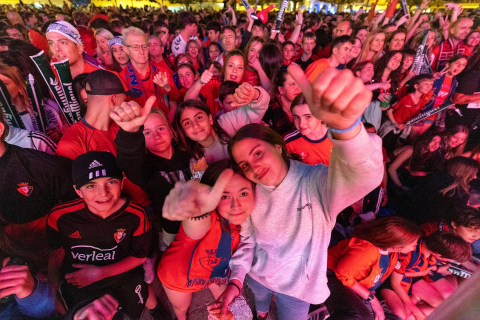 Fotos del ambiente en la plaza del Castillo durante el partido de la final de la Copa del Rey.