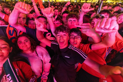 Fotos del ambiente en la plaza del Castillo durante el partido de la final de la Copa del Rey.