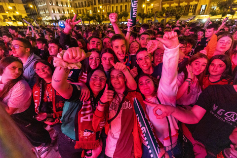 Fotos del ambiente en la plaza del Castillo durante el partido de la final de la Copa del Rey.
