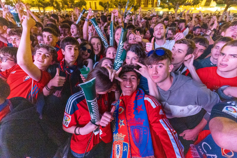 Fotos del ambiente en la plaza del Castillo durante el partido de la final de la Copa del Rey.
