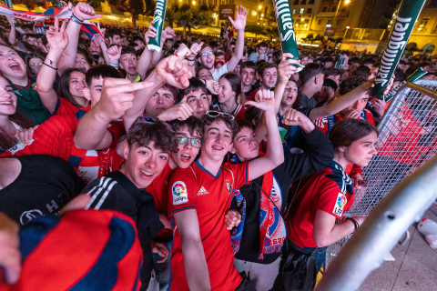 Fotos del ambiente en la plaza del Castillo durante el partido de la final de la Copa del Rey.