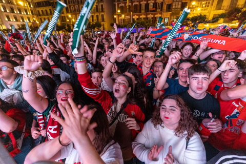 Fotos del ambiente en la plaza del Castillo durante el partido de la final de la Copa del Rey.