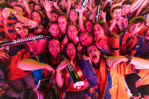 Fotos del ambiente en la plaza del Castillo durante el partido de la final de la Copa del Rey.