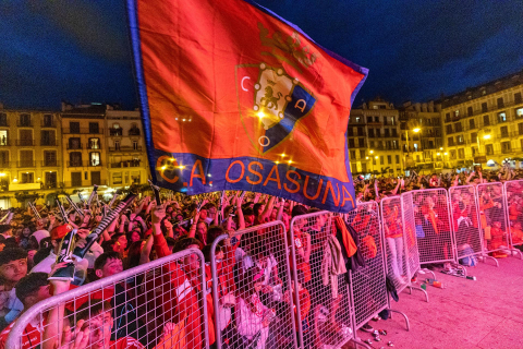 Fotos del ambiente en la plaza del Castillo durante el partido de la final de la Copa del Rey.