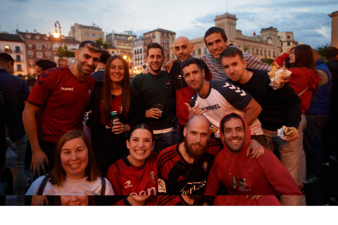 Fotos del ambiente en la plaza del Castillo durante el partido de la final de la Copa del Rey.