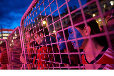 Fotos del ambiente en la plaza del Castillo durante el partido de la final de la Copa del Rey.