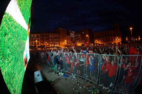 Fotos del ambiente en la plaza del Castillo durante el partido de la final de la Copa del Rey.