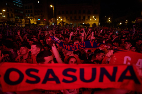 Fotos del ambiente en la plaza del Castillo durante el partido de la final de la Copa del Rey.
