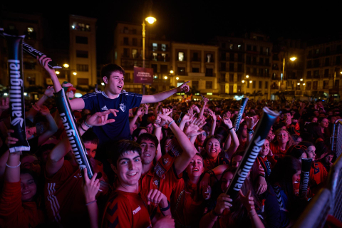 Fotos del ambiente en la plaza del Castillo durante el partido de la final de la Copa del Rey.