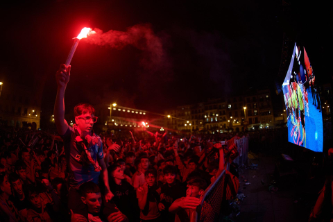 Fotos del ambiente en la plaza del Castillo durante el partido de la final de la Copa del Rey.