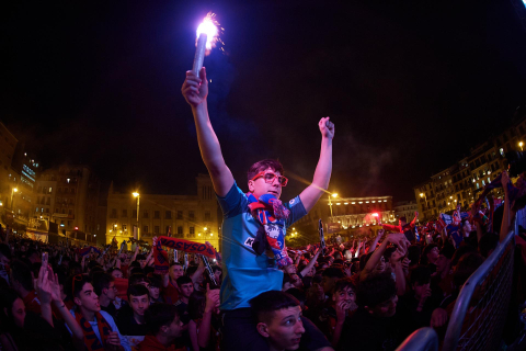 Fotos del ambiente en la plaza del Castillo durante el partido de la final de la Copa del Rey.