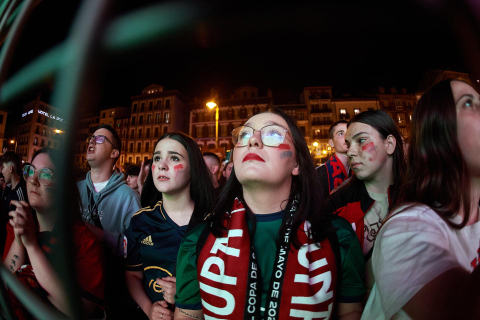 Fotos del ambiente en la plaza del Castillo durante el partido de la final de la Copa del Rey.