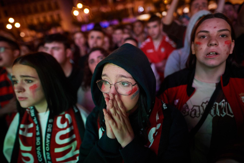 Fotos del ambiente en la plaza del Castillo durante el partido de la final de la Copa del Rey.