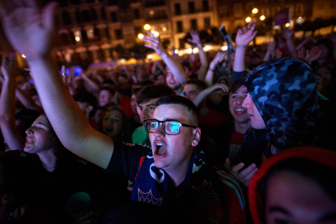 Fotos del ambiente en la plaza del Castillo durante el partido de la final de la Copa del Rey.