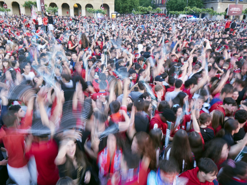 Fotos del ambiente en la plaza del Castillo durante el partido de la final de la Copa del Rey.