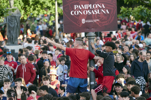 Fotos del ambiente en la plaza del Castillo durante el partido de la final de la Copa del Rey.