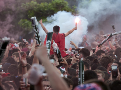 Fotos del ambiente en la plaza del Castillo durante el partido de la final de la Copa del Rey.