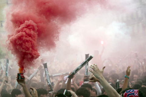 Fotos del ambiente en la plaza del Castillo durante el partido de la final de la Copa del Rey.