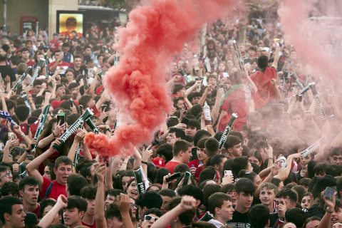 Fotos del ambiente en la plaza del Castillo durante el partido de la final de la Copa del Rey.