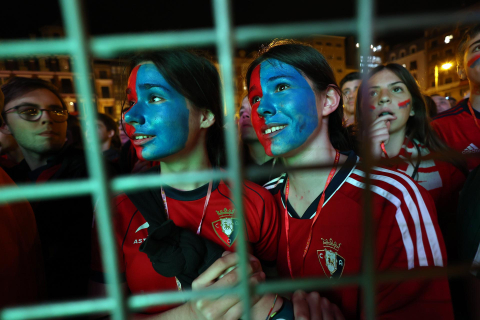 Fotos del ambiente en la plaza del Castillo durante el partido de la final de la Copa del Rey.