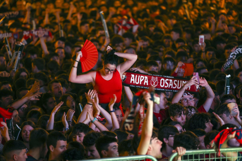 Fotos del ambiente en la plaza del Castillo durante el partido de la final de la Copa del Rey.