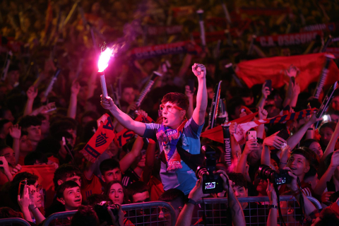 Fotos del ambiente en la plaza del Castillo durante el partido de la final de la Copa del Rey.