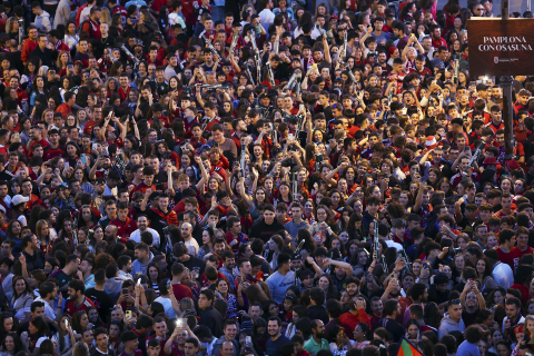 Fotos del ambiente en la plaza del Castillo durante el partido de la final de la Copa del Rey.