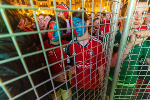 La afición de Osasuna, en la Plaza del Castillo./