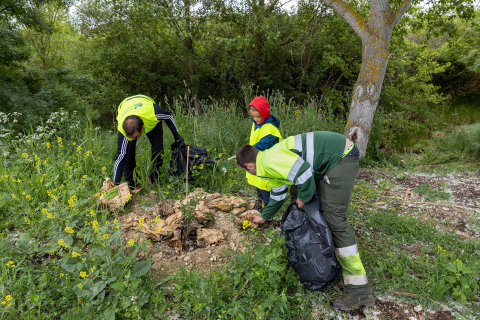 Fotos de la recogida de basura en el río Elorz.