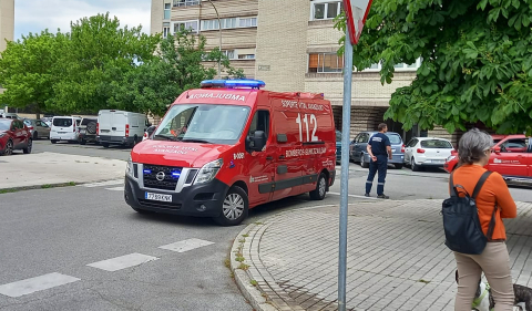 Incendio de una vivienda en la Plaza de los Castaños de Barañáin con varias personas afectadas por inhalación de humo