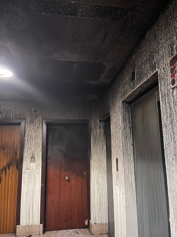 Así quedó el rellano y las escaleras de la planta afectada por el incendio
