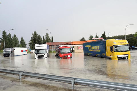 Fotos de las inundaciones en la Ciudad del Transporte y en Imárcoain. /
