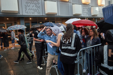 Los seguidores del cantante se refugiaron de la lluvia a la entrada del pabellón Navarra Arena