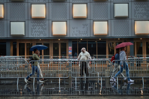 Los seguidores del cantante se refugiaron de la lluvia a la entrada del pabellón Navarra Arena