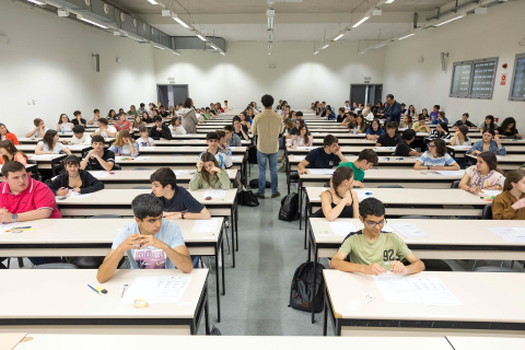 Fotos del primer día de Selectividad en Tudela.