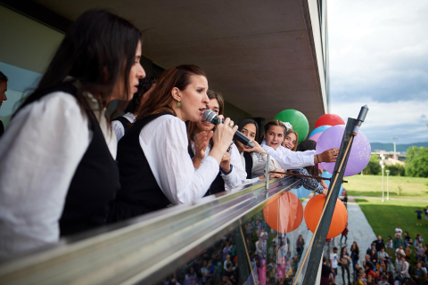 Alegría y sonrisas en el cohete de inicio de las fiestas 2023 en Sarriguren