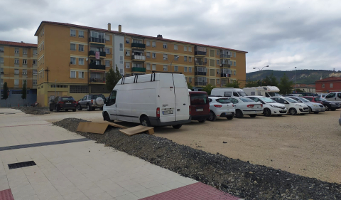 Suciedad y elementos de inseguridad y falta de ordenación interna del parking provisional junto al colegio Irabia en el barrio de Chantrea de Pamplona