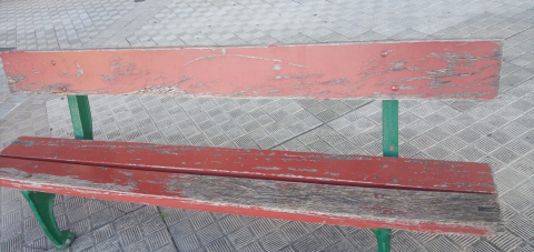 Este banco de la avenida de Zaragoza 101 de Pamplona se han quedado sin pintura.