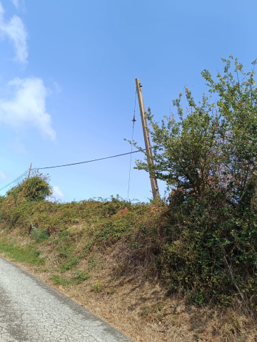 Poste peligroso frente a Buztintxuri porque está inclinado hacia la pista y se puede caer en cualquier momento