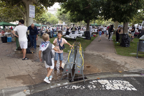 Fuego, leña, brasas, barbacoas y costillas. La Plaza de El Ferial de Huarte acogió este lunes, 18 de septiembre, la tradicional costillada popular en el marco de las fiestas patronales de la localidad